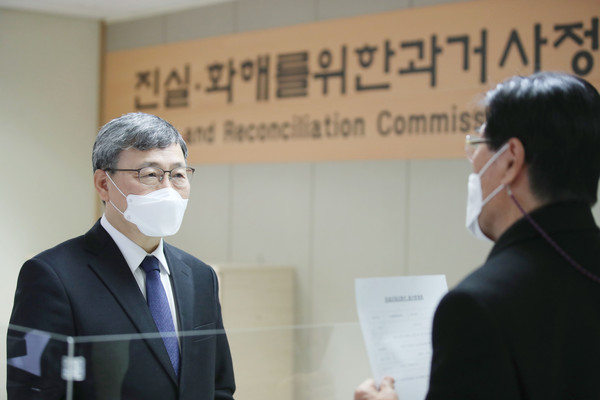 ▲ 진실규명 신청 받는 정근식 진실·화해를위한과거사정리위원회 위원장. /뉴시스