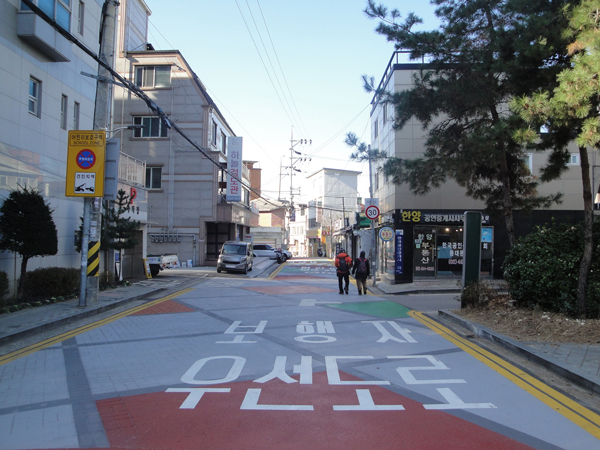 ▲ 전동초등학교(전농로16길) 정문 앞 조성된 보행자우선도로.