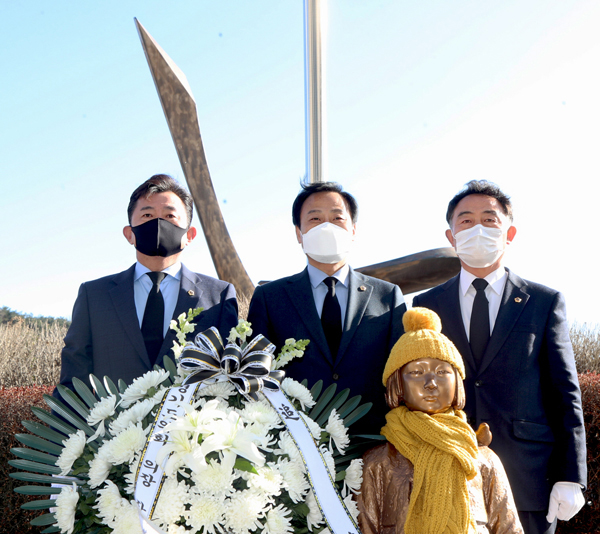 ▲ 장현국 의장, 경기도의회 평화의 소녀상 건립 2주년 기념 헌화.