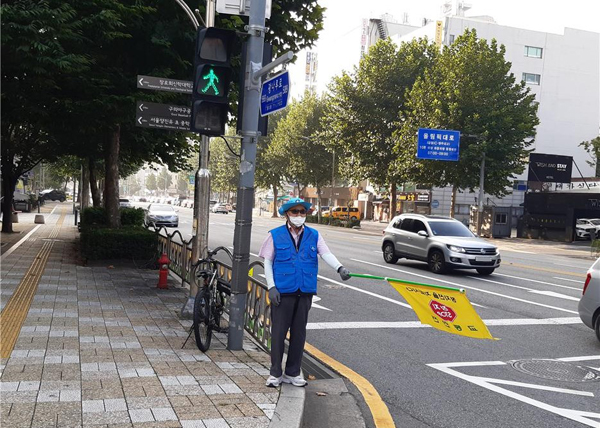 ▲ 어르신 일자리 참여 모습(등굣길 교통지도).