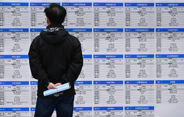▲ '2020 중장년 일자리박람회'를 찾은 구직자가 채용게시판을 살펴보고 있다.