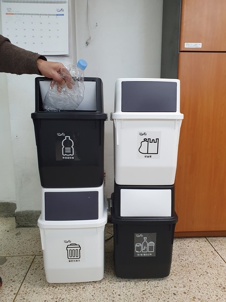최근 동구에서 배부한 재활용 분리수거함이 구청 각 사무실에 비치됐다.