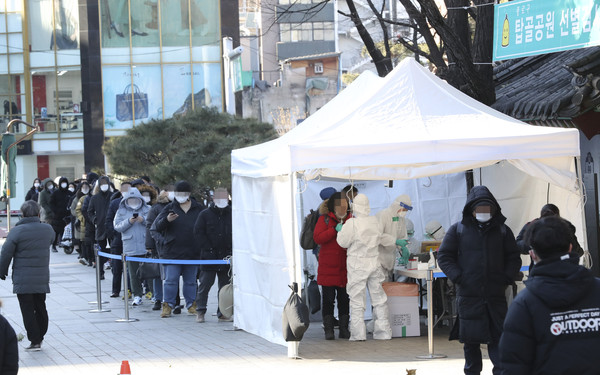 ▲ 탑골공원 임시 선별진료소 코로나19 검사 대기줄.