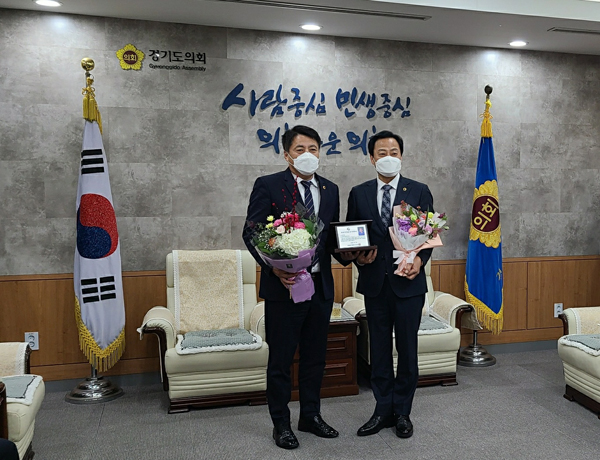 ▲ 김용찬 의원(왼쪽).