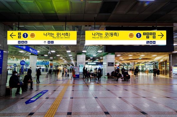▲ 수원역 안내판 설치 모습.