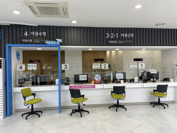 ▲ 금천구청 1층 통합민원실 내 여권민원창구 모습.