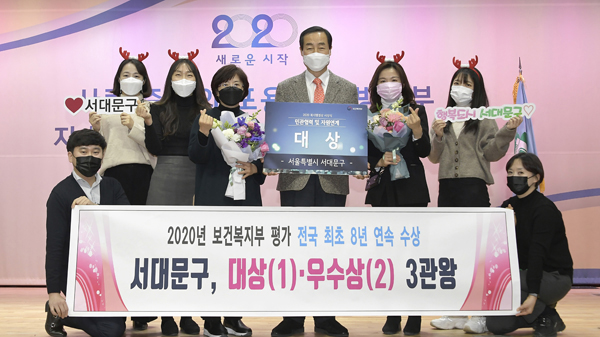 ▲ 상을 받은 뒤, 기념촬영을 위해 구청 6층 강당에서 관련 부서 직원들과 자리를 함께한 문석진 구청장.