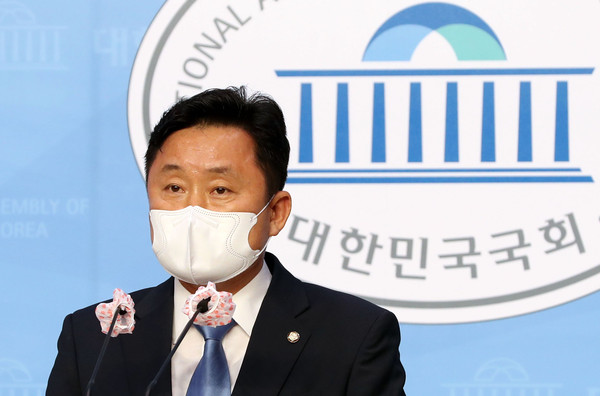 ▲ 브리핑하는 최인호 수석대변인. /뉴시스