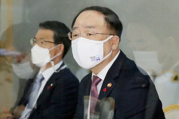 ▲ 부동산시장 점검 관계장관회의 발언하는 홍남기 부총리. /뉴시스