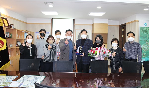 시의회 교육위원회 직원들과 기념촬영