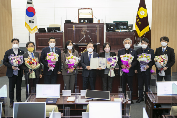 ▲ 화성시의회, 행정안전부장관 표창(좌측부터 최청환,김도근,구혁모,공영애,원유민,박연숙,이창현,배정수,송선영 의원).