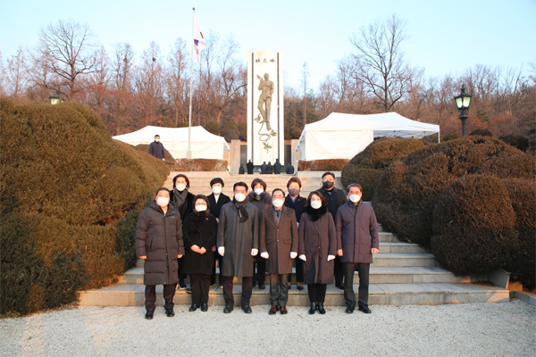 ▲ 성남시의회, 현충탑 참배로 새해 첫 일정 시작.