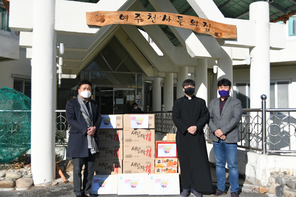 ▲ 관내 복지시설에 위문품을 전달한 여주시의회.