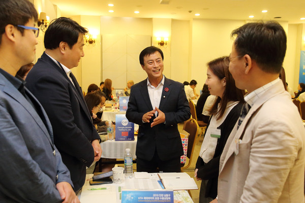 2019년 9월 남동구 KITA 해외바이어 초청 수출상담회에서 이강호 남동구청장이 바이어들을 만나고 있다