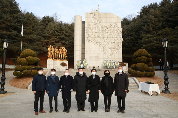 ▲ 군포시의회, 현충탑 참배로 새해 첫 의정활동 시작.