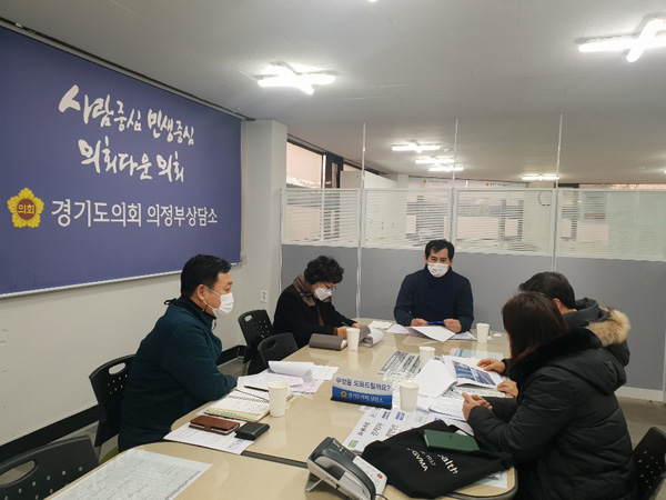 ▲ 반려견 전용 놀이터 설치 지원을 요청받은 이영봉 의원.