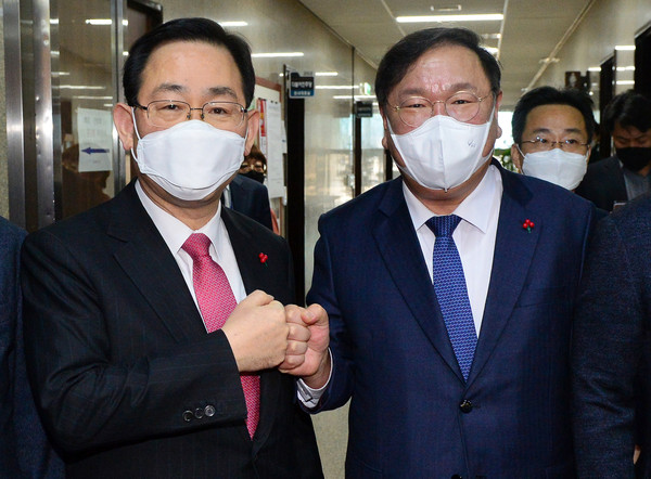 ▲ 법안 처리 관련 회동 마친 김태년 원내대표와 주호영 원내대표. /뉴시스