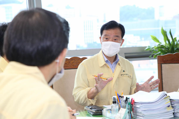 ▲ 이승로 성북구청장이 지난해 8월 코로나19 대응 관련 도시안전과 주재 긴급회의에서 지시사항을 전달하고 있다.