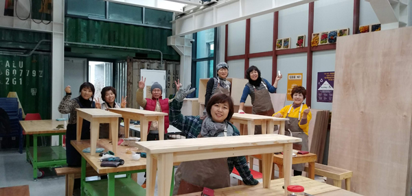 ▲ 용답동 주민자치회원들이 폐목재를 활용해 화분, 벤치, 생활소품 등을 제작해 선보이고 있다.