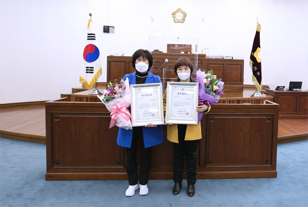 ▲ 우수의원상을 수상 받은 방미숙 의장과 김은영 의원.
