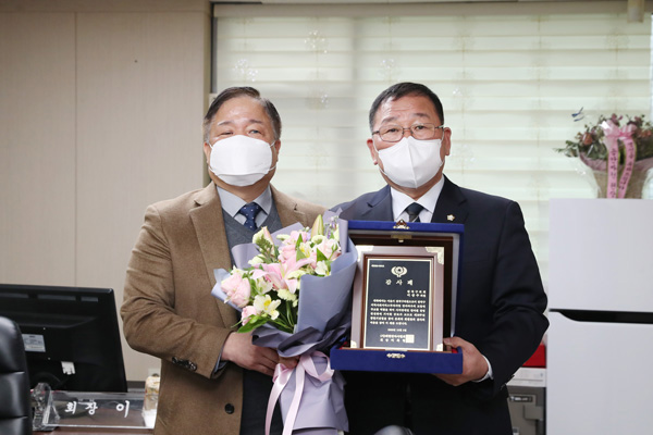 ▲ 강북구의회 이상수 의원, (사)대한안마사협회 감사패 수상.