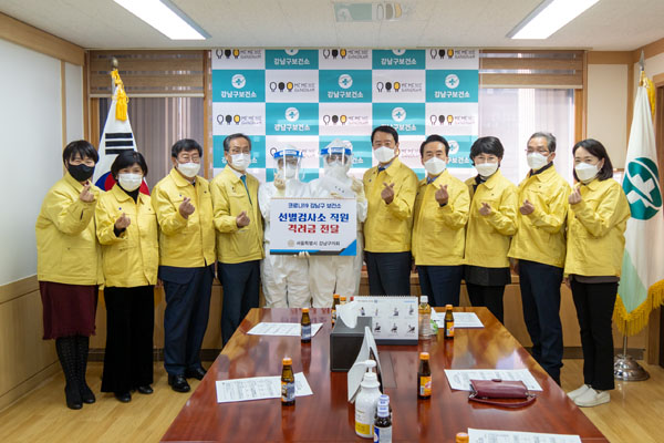 ▲ 강남구의회 의원들이 관내 보건소에 격려금을 전달하고, 보건소 관계자들과 함께 기념촬영을 하고 있다. (우측에서 5번째 한용대 의장)