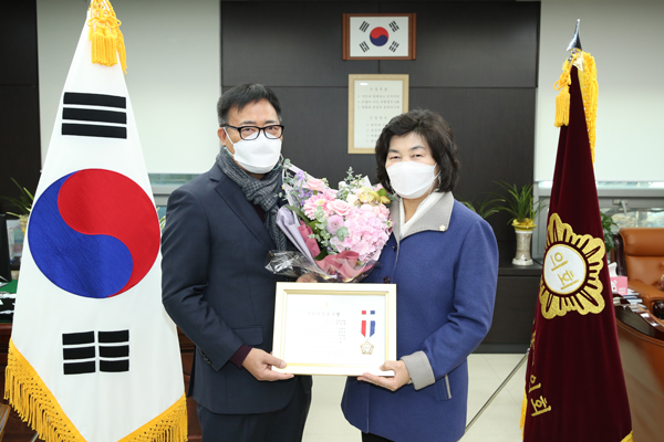 ▲ 지방의정봉사상을 수상 받은 양옥희 의원(오른쪽).