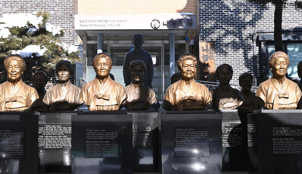 ▲ 경기도 광주시 나눔의집에 세워진 위안부 피해 할머니들 흉상.