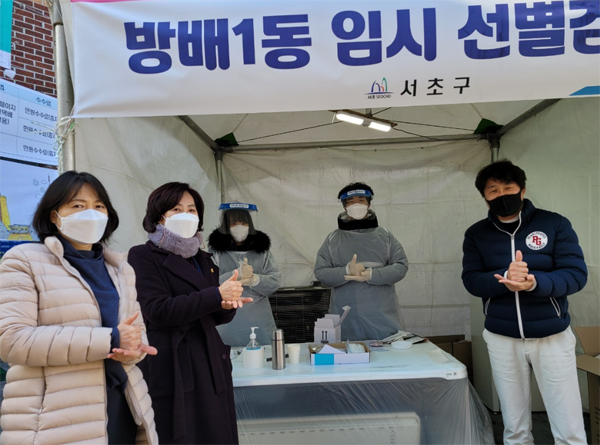 ▲ 서초구 코로나19 임시선별진료소를 방문하여 의료진을 격려하는 김경영 시의원.