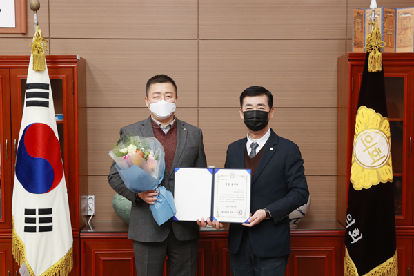 ▲ 광주시의회 2021년 첫 번째 칭찬공무원, 기업지원과 김주수 공장설립팀장 선정.
