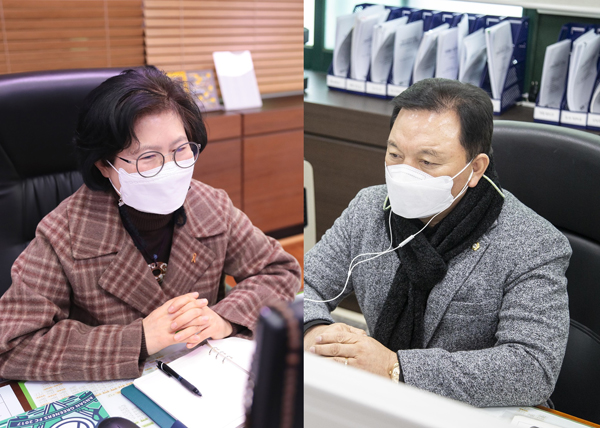 ▲ 안산시의회 박은경 의장(사진 左)과 이기환 문화복지위원장이 11일 오후 각각 의장실과 문화복지위원장실에서 의회가 최근 구축한 화상회의 장비를 통해 안산시의 ‘2021년 주민과의 대화’에 참여했다.