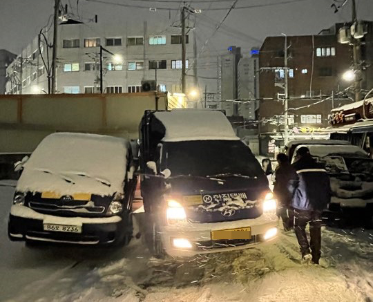▲ 지난 6일 기습 폭설로 인해 부딪히는 차량을 구조하는 마장동 주민센터 직원들.