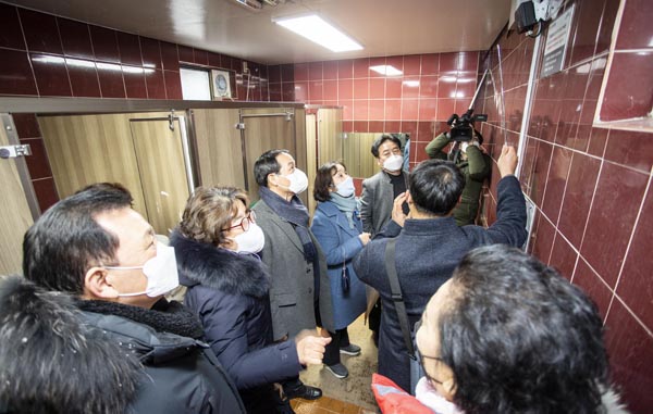 ▲ 문화복지위원회 위원들이 이날 원고잔공원의 공중화장실에 설치된 안심비상벨을 점검하고 있는 모습.