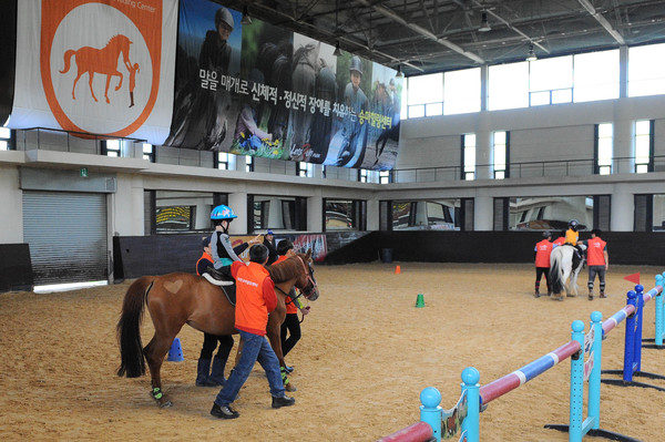 ▲ 한국마사회 재활승마활동.