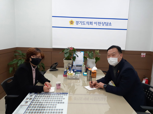 ▲ 진흥원 관계자로부터 진흥원의 비전과 주요 업무에 대해 보고 받고 있는 모습.