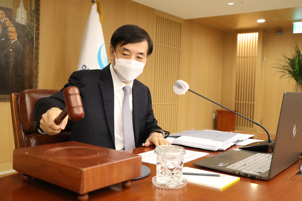 ▲ 의사봉 두드리는 이주열 한국은행 총재. /뉴시스
