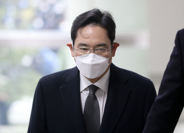 ▲ 파기환송심 선고 공판 출석하는 이재용 삼성전자 부회장. /뉴시스