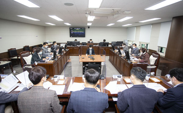 ▲ 안산시의회가 18일 의회 제2상임위원실에서 ‘제267회 제2차 정례회 폐회 중 의회운영위원회’를 개최했다.