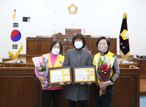 ▲ 하남시의회, 대한적십자사봉사회 봉사자 3명에 의장 표창 전달.