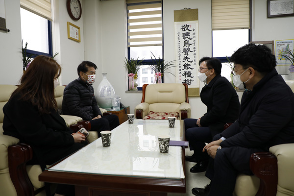 ▲ 국민건강보험 양원열 강서지사장이 강서구의회 미래복지위원회를 방문했다(간담회 모습).