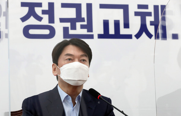 ▲ 야권단일화 관련 기자회견하는 안철수 국민의당 대표. /뉴시스