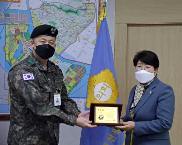 18일 연수구의회 의장실에서 제17보병사단 507여단 2대대장 이정훈 중령이 김성해 의장에게 감사패를 전달하고 있다.