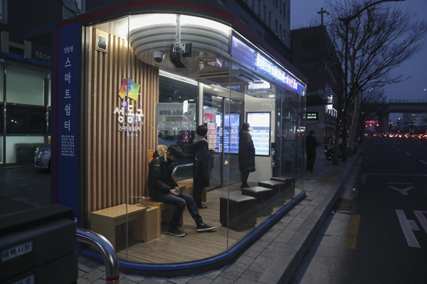▲ 대중교통 이용자들이 스마트 쉼터에서 매서운 겨울 바람을 피하고 있다.