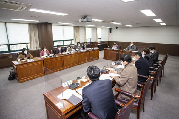 ▲ 안산시의회 문화복지위원회가 지난 19일 의회 대회의실에서 구마교회 사건 관련 3차 간담회를 개최했다.
