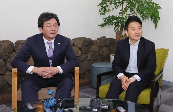 ▲ 원희룡 제주지사와 유승민 전 의원. /뉴시스
