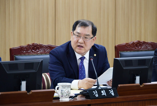 ▲ 김희걸 위원장.