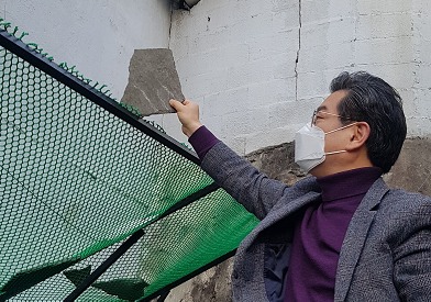 ▲ 회현 제2시민아파트 동파·누수 현장 방문한 박기재 시의원.