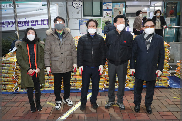 ▲ 얼굴없는 천사 쌀전달식 참여 기념사진.