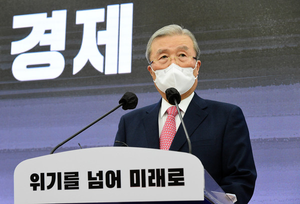 ▲ 신년 기자회견 가지는 김종인 비대위원장. /뉴시스