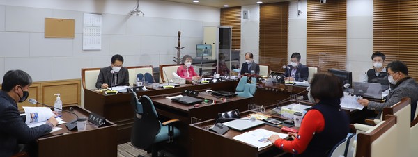 ▲ 국제문화국 업무보고 진행 모습.